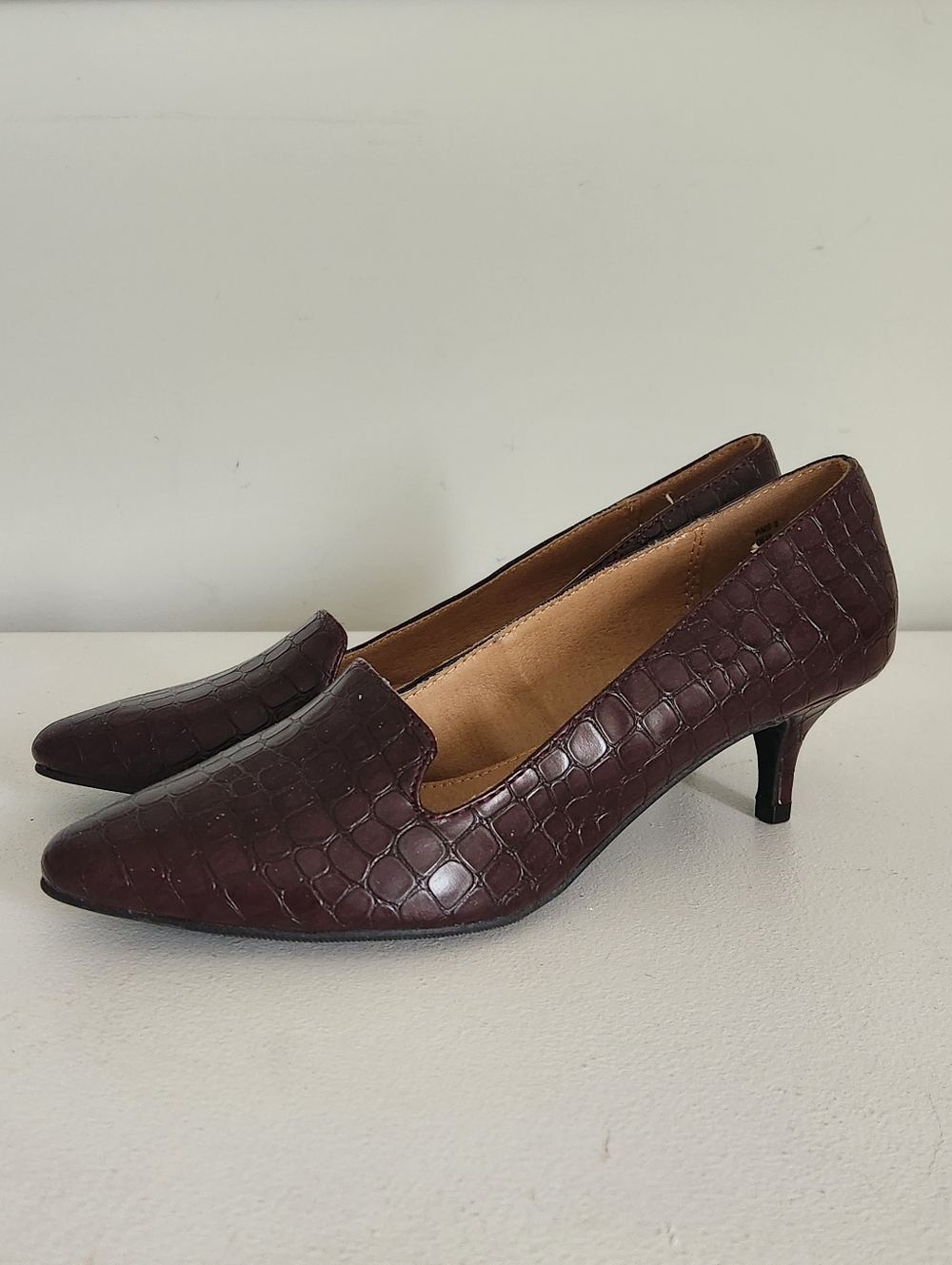 Brand New, New Directions Pointed Toe Croc-Embossed Kitten Heels - Picture 2 of 5